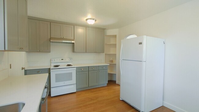 Building Photo - Darling Updated Cottage with New Kitchen a...