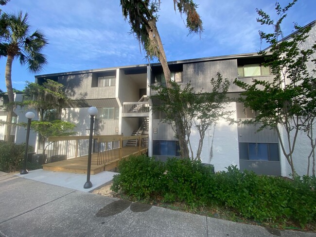 Building Photo - Beautiful Lakefront Condo!