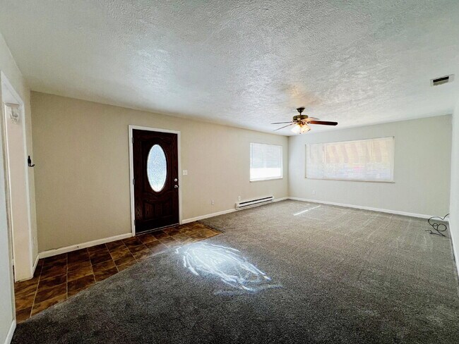 Building Photo - Charming West Side Upper-Level Duplex for ...