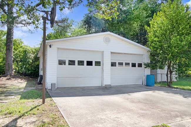 Building Photo - ADORABLE 3 BR | 1 BA HOME - 2 Car Detached...