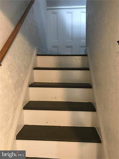 Building Photo - 305 E Chestnut St