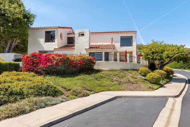 Building Photo - Fully Furnished Vacation Rental on the Mesa with Ocean Views! (Available 7/7/26- 11/30/26)