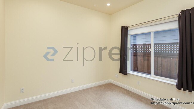 Building Photo - 1313 Crestview Ct