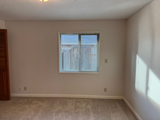 Building Photo - Cozy 2 bedroom 1 bathroom duplex in Eugene!