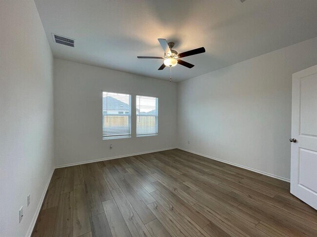 Building Photo - 433 Sebring Cir