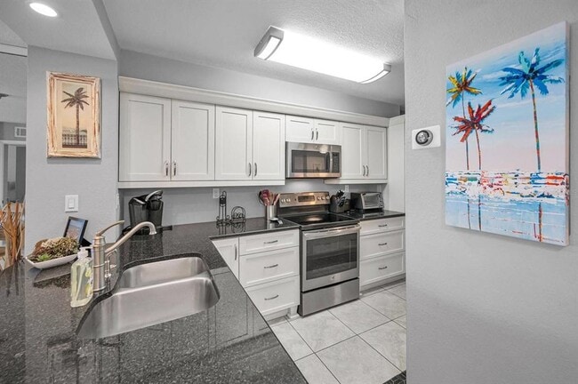 Building Photo - 5901 Bahia Del Mar Cir N