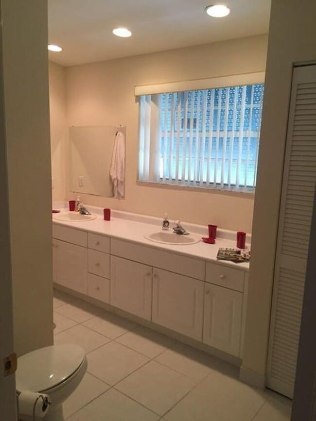 Building Photo - 619 NE 7th Ave