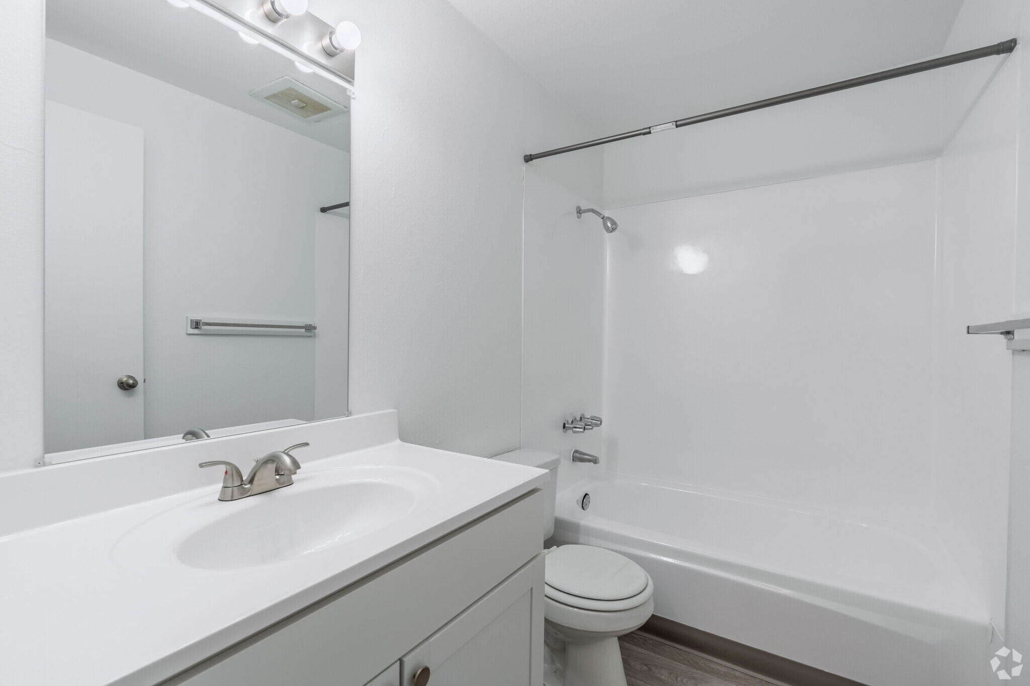 2BR, 1BA - 980SF - Bathroom - Bluffs at Evergreen