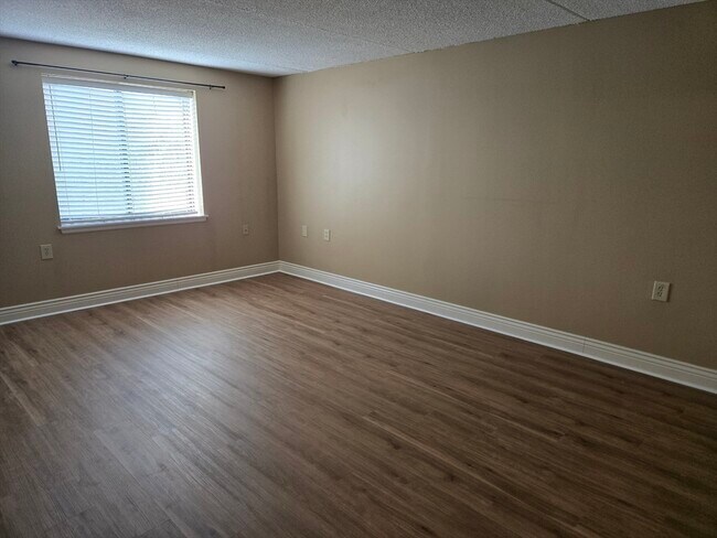 Building Photo - 20-30-30 Daniels St