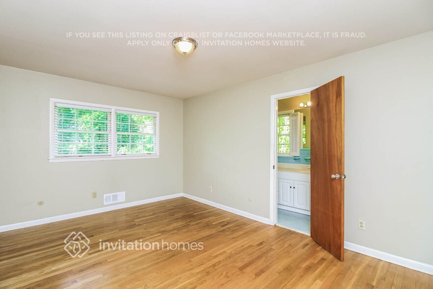 Building Photo - 1599 Knob Hill Dr NE