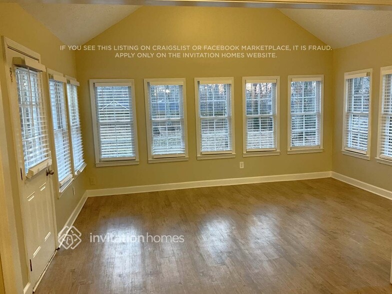 Building Photo - 305 N Briar Ridge