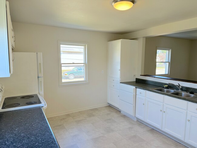 Building Photo - 2601 Elmo Ave