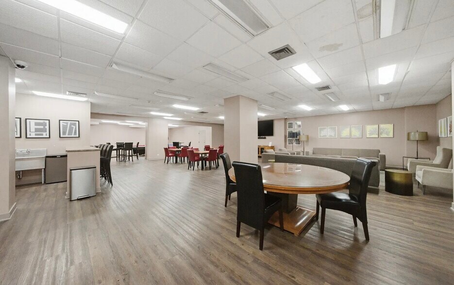 Building Photo - 3930 N Pine Grove Ave