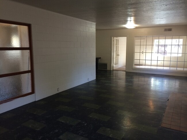 Building Photo - Home located steps from Downtown Davis & Campus