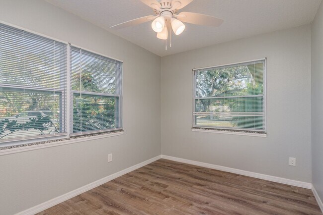 Building Photo - Renovated Home near the Beaches