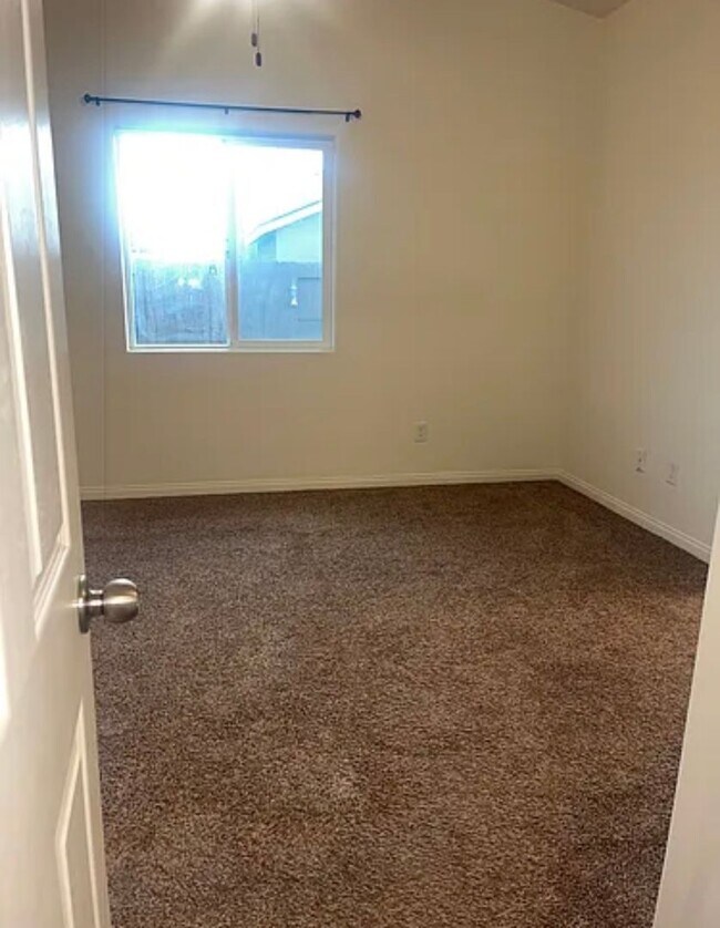 Building Photo - New 3 bedrooms 2 bath home move in ready