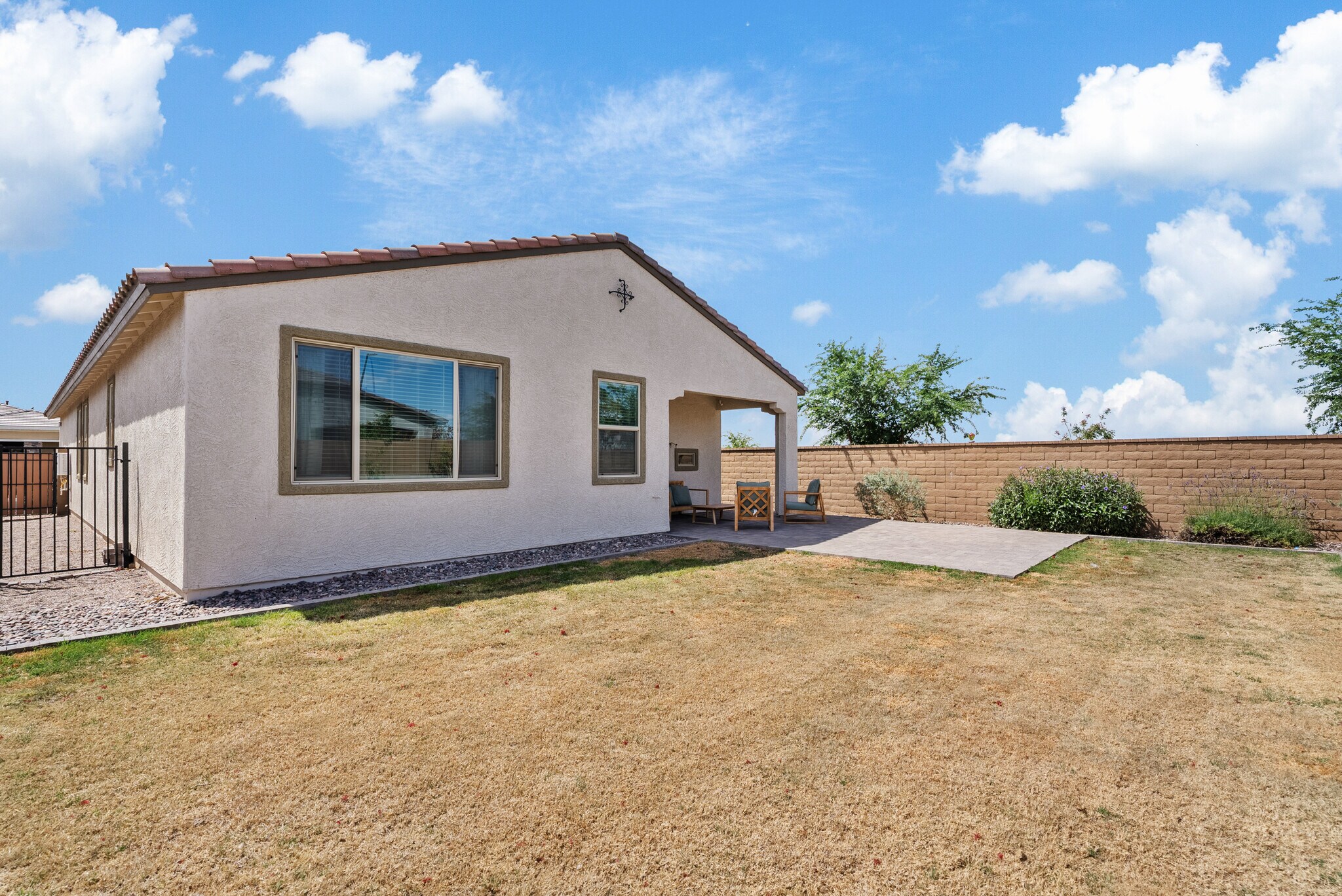 Building Photo - 2204 E Kelly Dr