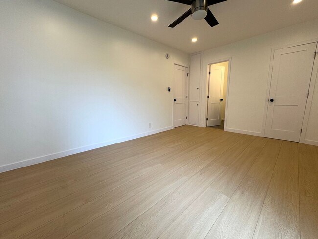 Building Photo - Top Floor Newly Renovated 2-Bedroom in Pri...
