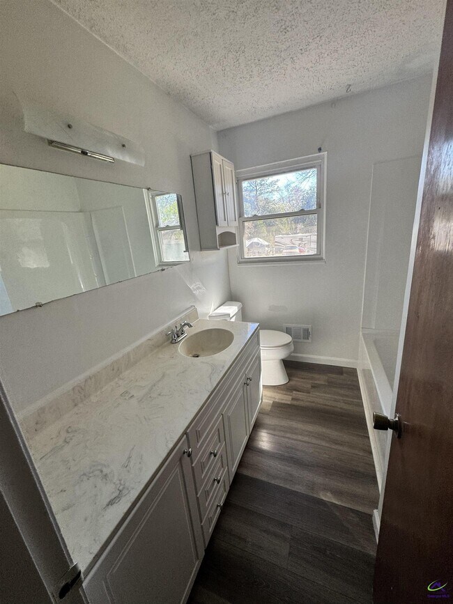 Building Photo - 501 Pinecrest Rd