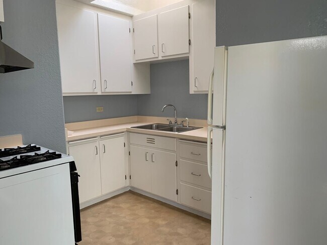 Building Photo - 14850 Elton Dr