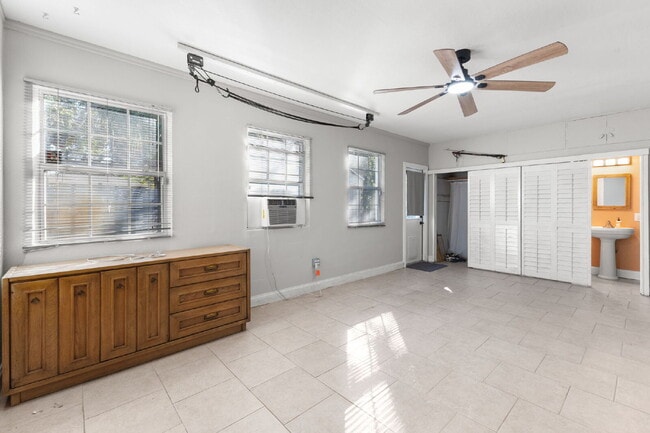 Building Photo - "Charming 3-Bed, 2-Bath Oasis in the Heart of Saint Petersburg – 1,366 Sq Ft of Comfort!"