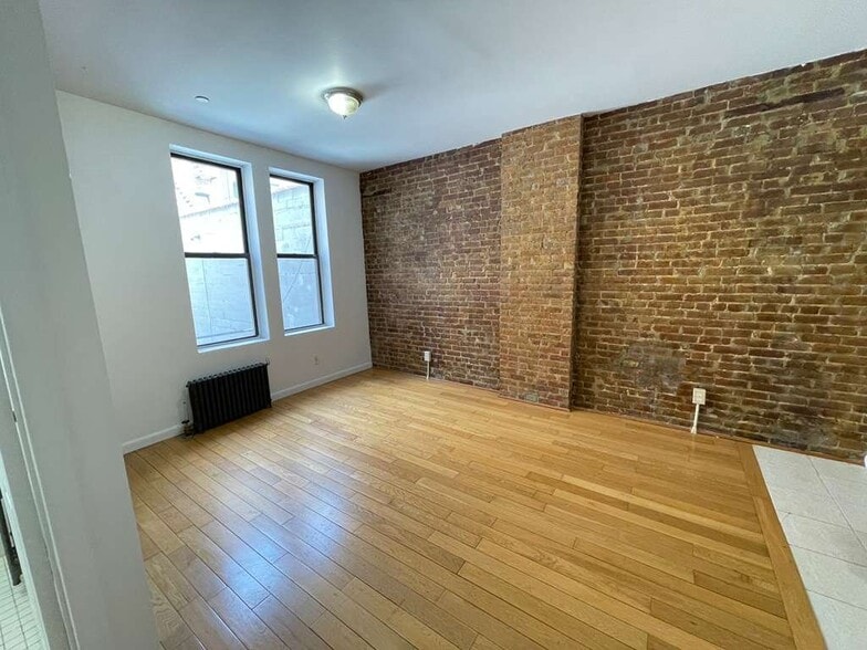 Building Photo - 568 W 187th St