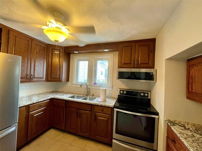 Building Photo - 206 E Edwards St