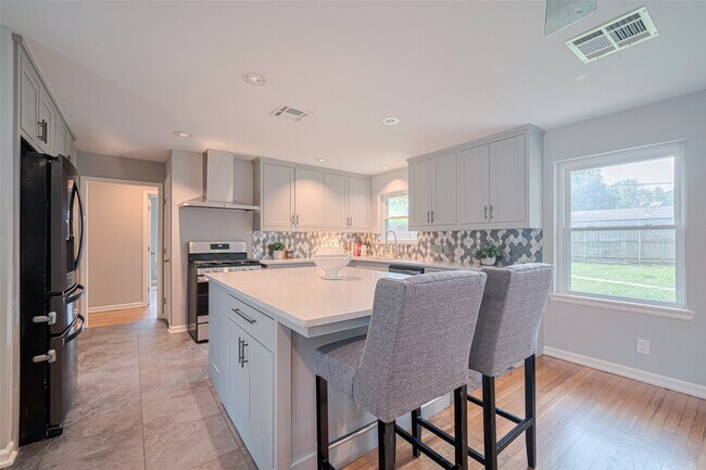 Building Photo - 5123 Saxon Dr