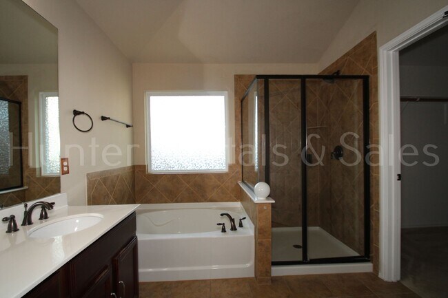 Building Photo - New in Management ! Spacious & Stylish Liv...