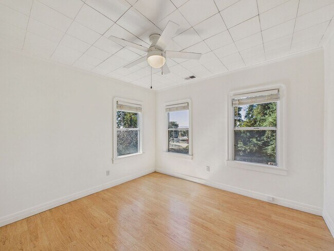 Building Photo - 6321 Outlook Ave