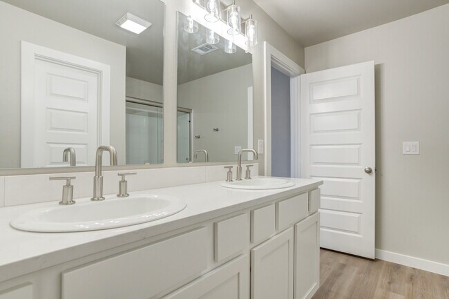 Building Photo - 4 Bed 2 Bath Home in South Lubbock! Extend...