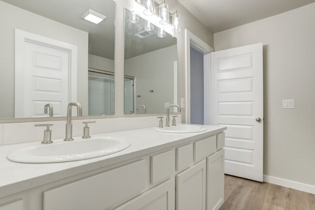 Building Photo - 4 Bed 2 Bath Home in South Lubbock! Extended driveway + Turf!