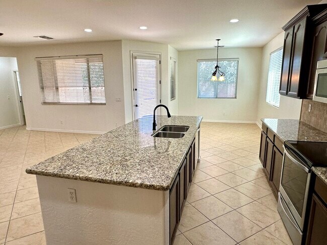 Building Photo - Fantastic Goodyear Home in Sedella