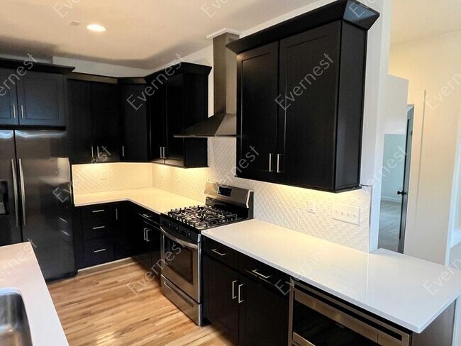 Building Photo - 4-Bedroom Home with Modern Comforts in a P...