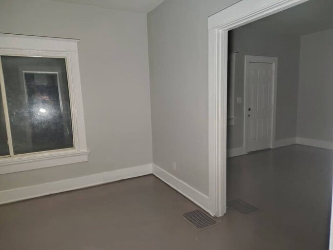 Building Photo - Spacious & Affordable 3-Bedroom