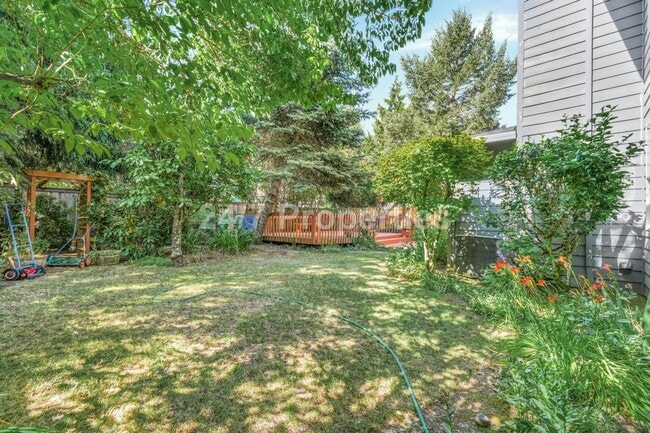 Building Photo - Inviting 3 BD | 2.5 BA Home w/ Massive Bac...