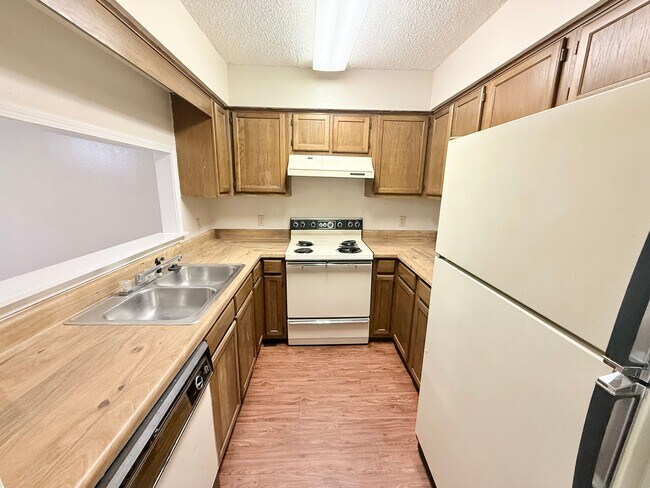 Building Photo - Spacious 2-Bedroom Townhome