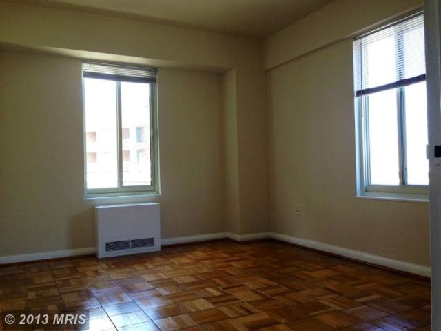 Huge Bedroom with windows on both sides - 1727 Massachusetts Ave NW
