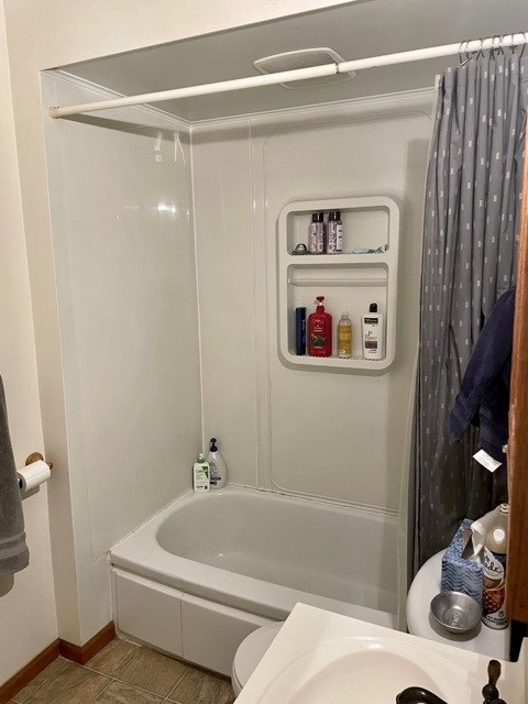 Large shower/tub - 1060 Seminary Ave