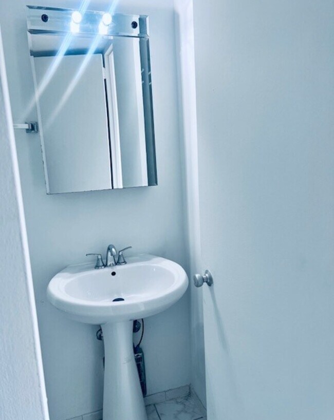 Building Photo - 1450 E 55th Pl