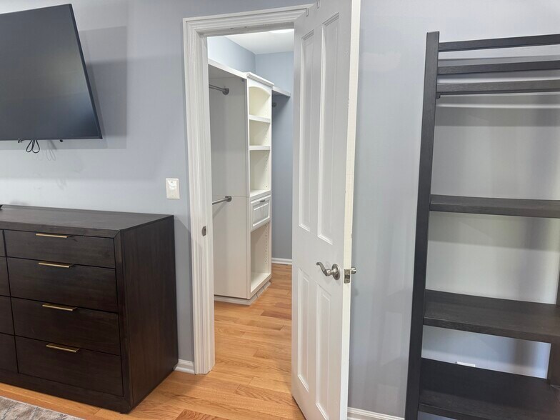 Building Photo - 50 Falls Bridge Dr