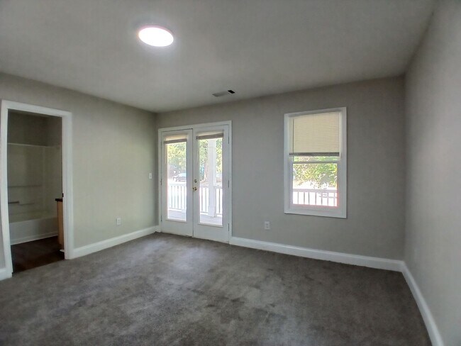 Building Photo - Amazing 3 Bedroom 2.5 Bath! Intown Living at a Price Below Market Off Street Parking