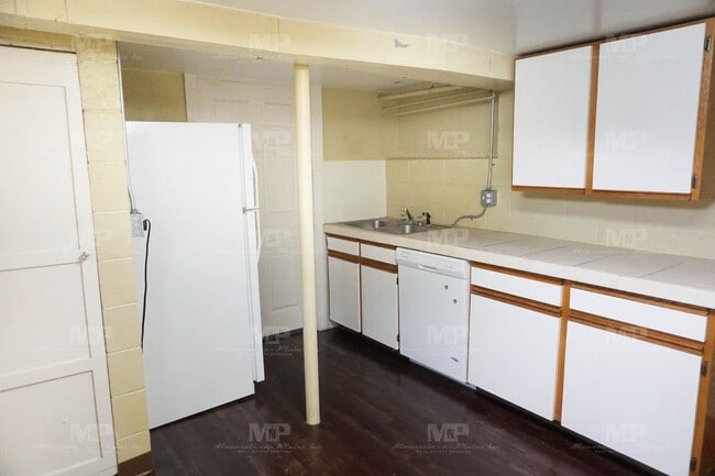 Building Photo - 640 1/2 S Meldrum St