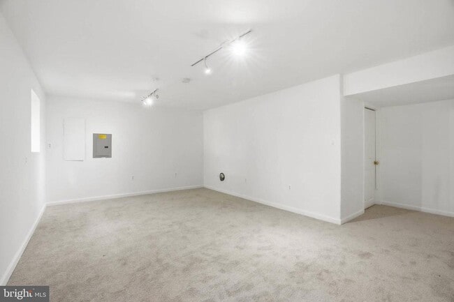 Building Photo - 131 Lee Dr