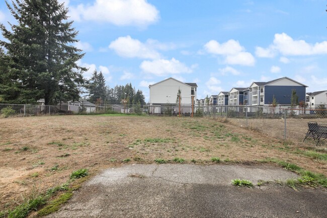 Building Photo - Move in Ready now! Easy JBLM commute, 3 be...