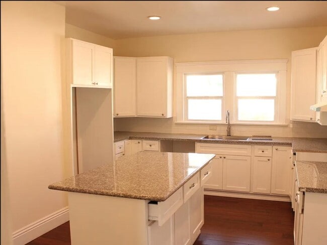Building Photo - 1244 W 46th St