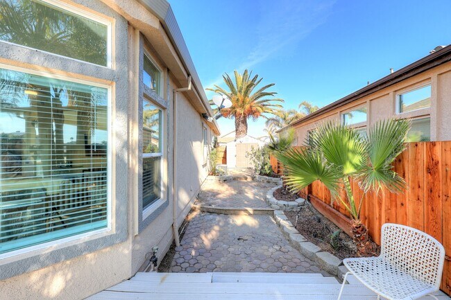 Building Photo - OPEN FLOOR PLAN WITH SIDEYARD PARKING AND ...