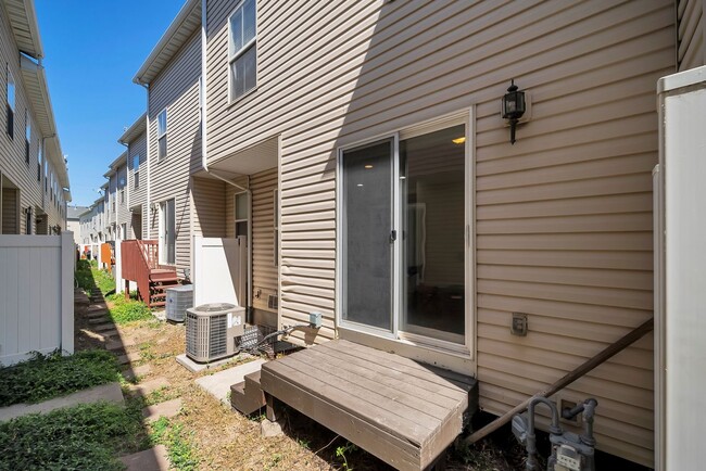 Building Photo - Awesome Townhome in Iverness Square in Murray