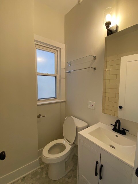 bath - 1333 N Ashland Ave