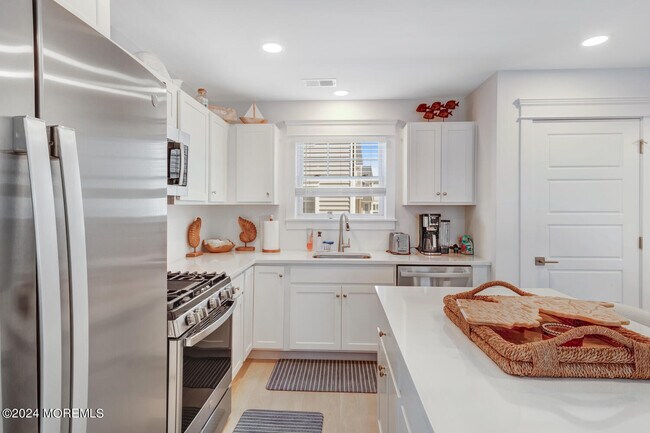 Building Photo - 19 Cummins St